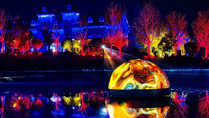 The projections on the floating sphere on the lake within Huabohui are accomplished using Christie Inspire Series projectors